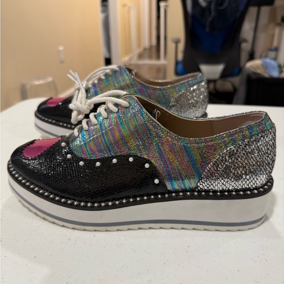 Betsey Johnson Black Iridescent Shoes with Pink Heart - Picture 8 of 13